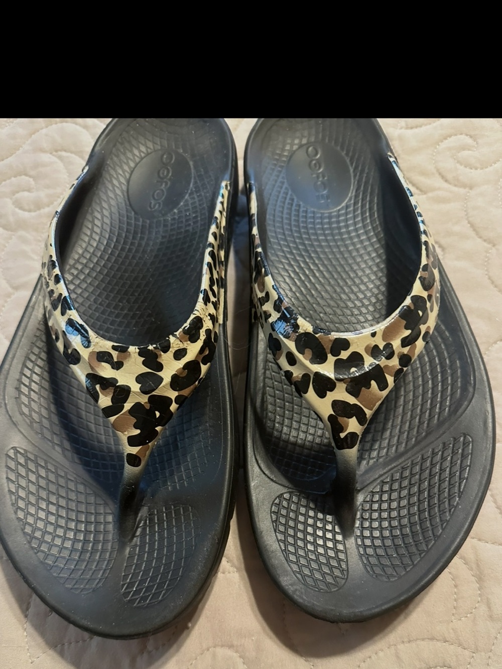OOFOS Black Flip Flops with Leopard-Print Straps size 9 great condition !
